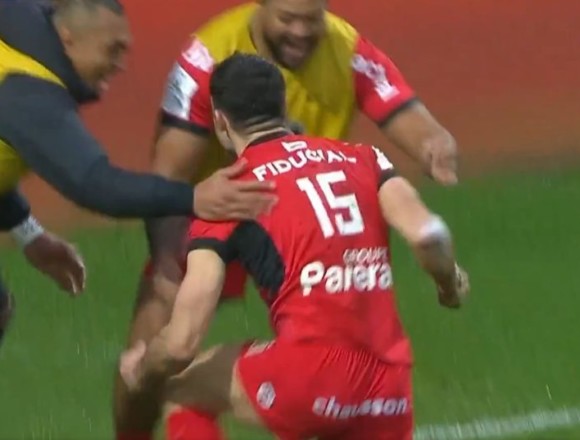 Watch – Blair Kinghorn scores on Toulouse debut with help from Antoine Dupont